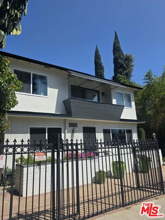 1922 N Vista Del Mar Avenue 3