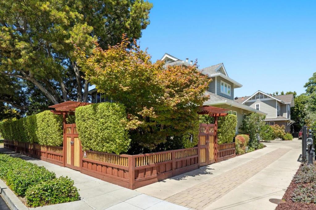 1113 Lincoln Court