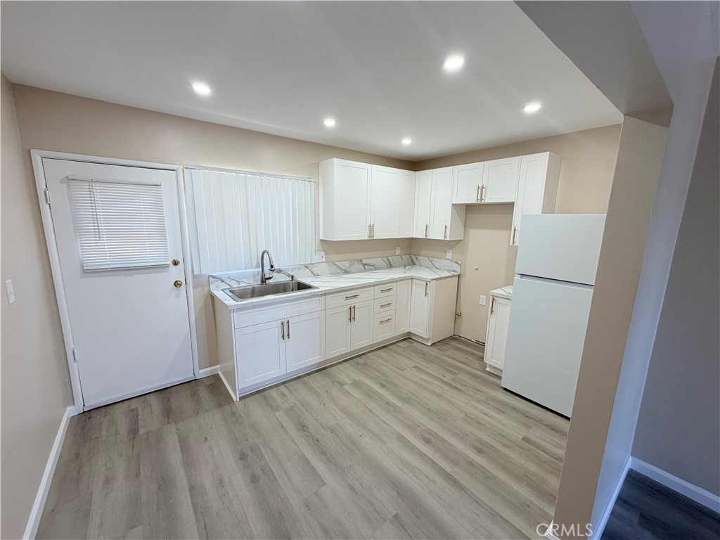 936 W Foothill Boulevard 09