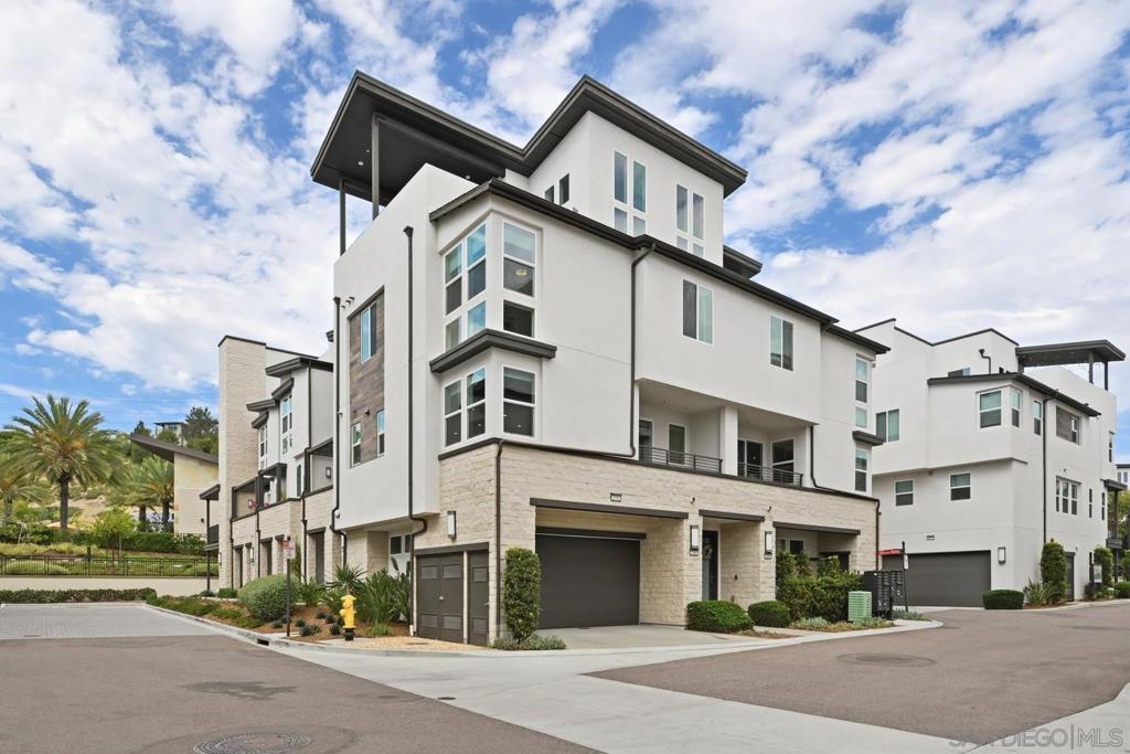 2702 Via Avella