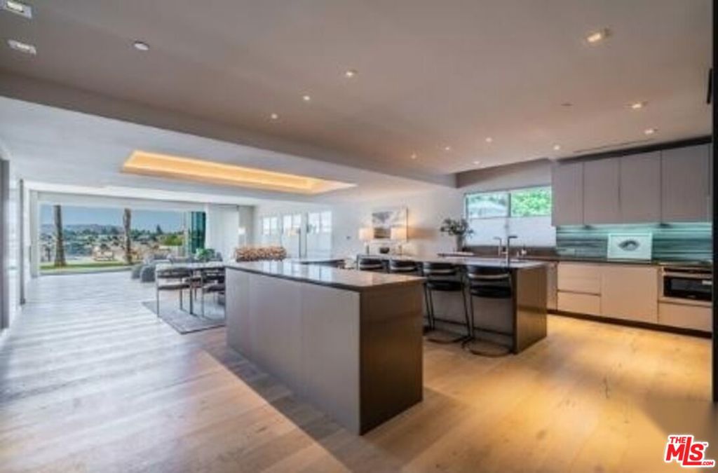 2391 Roscomare 403