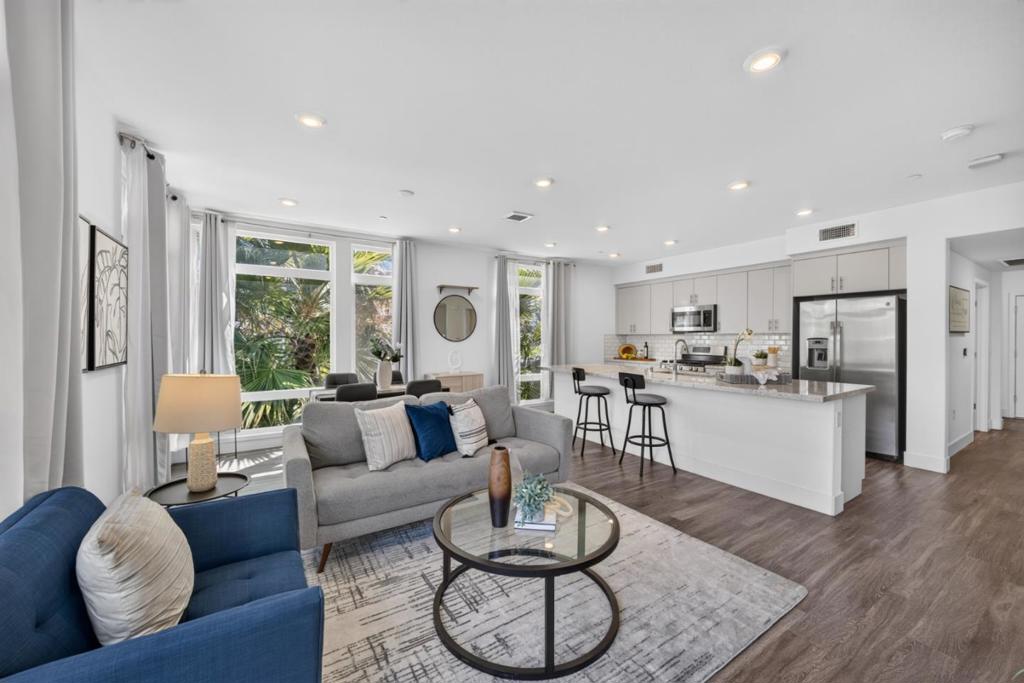 5925 Charlotte Drive 201
