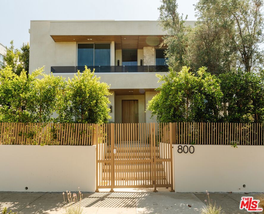 800 N La Jolla Avenue