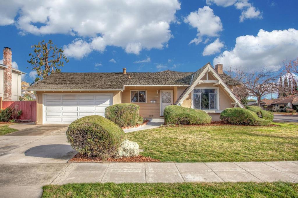 2992 Vivian Lane
