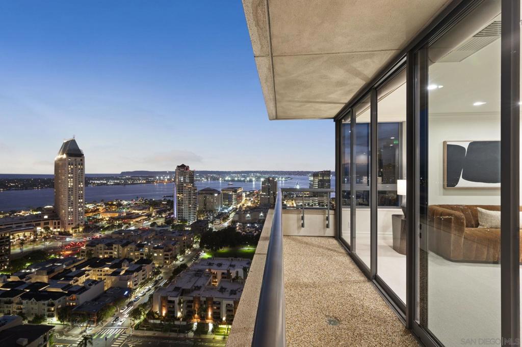 700 Front St 2204 - 2205