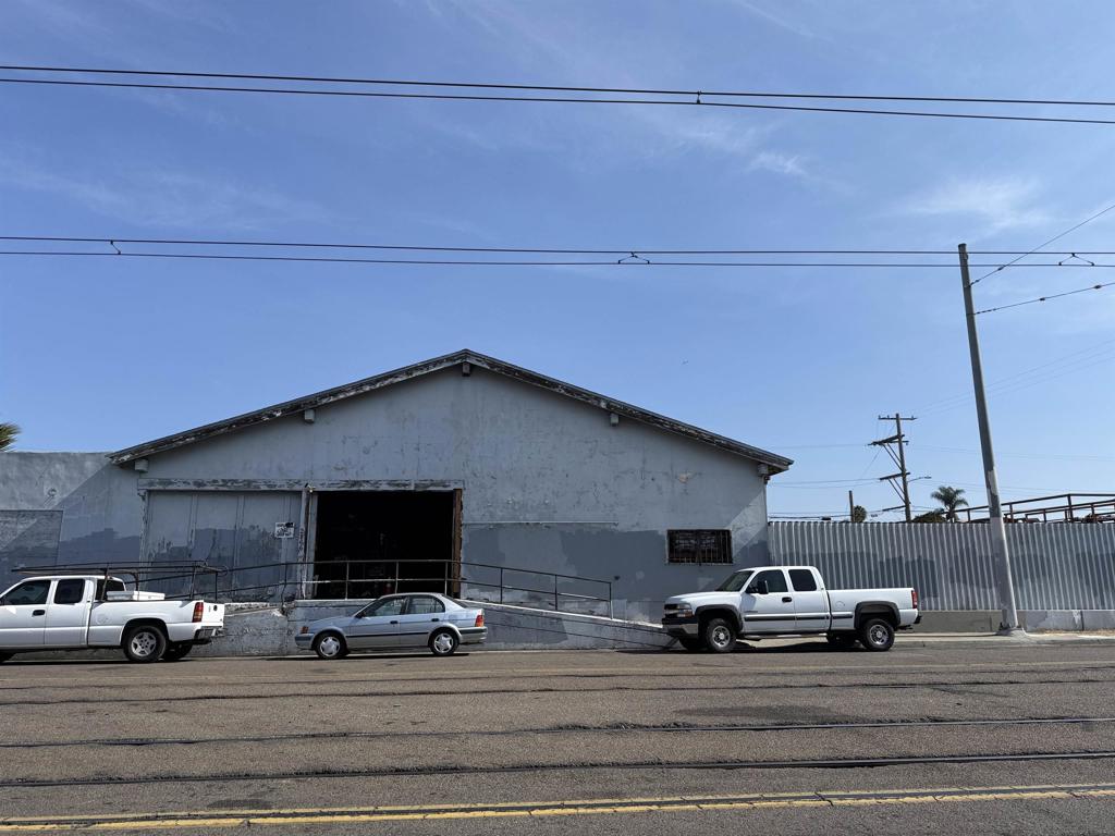 2866 Commercial St.