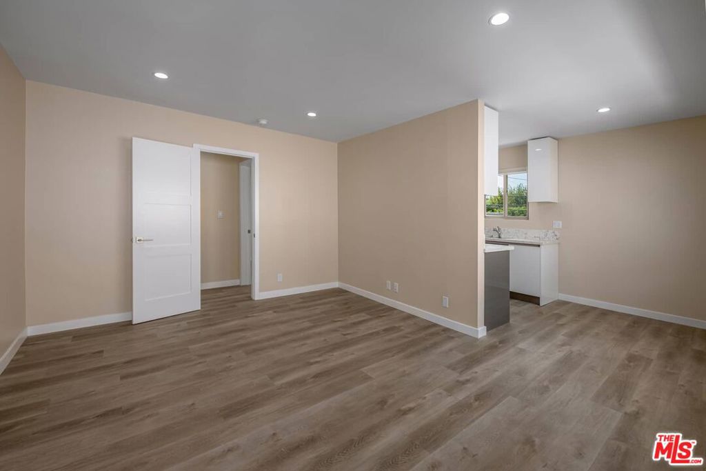 1553 S Saltair Avenue 102