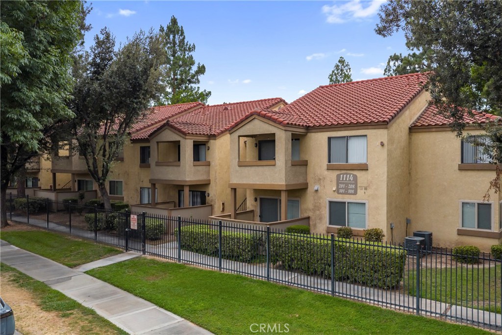 1114 W Blaine 204