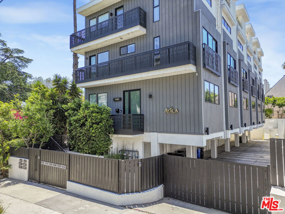 1447 N Martel Avenue #4