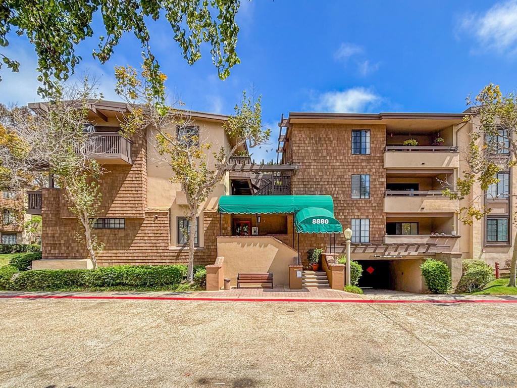 8880 Villa La Jolla 205
