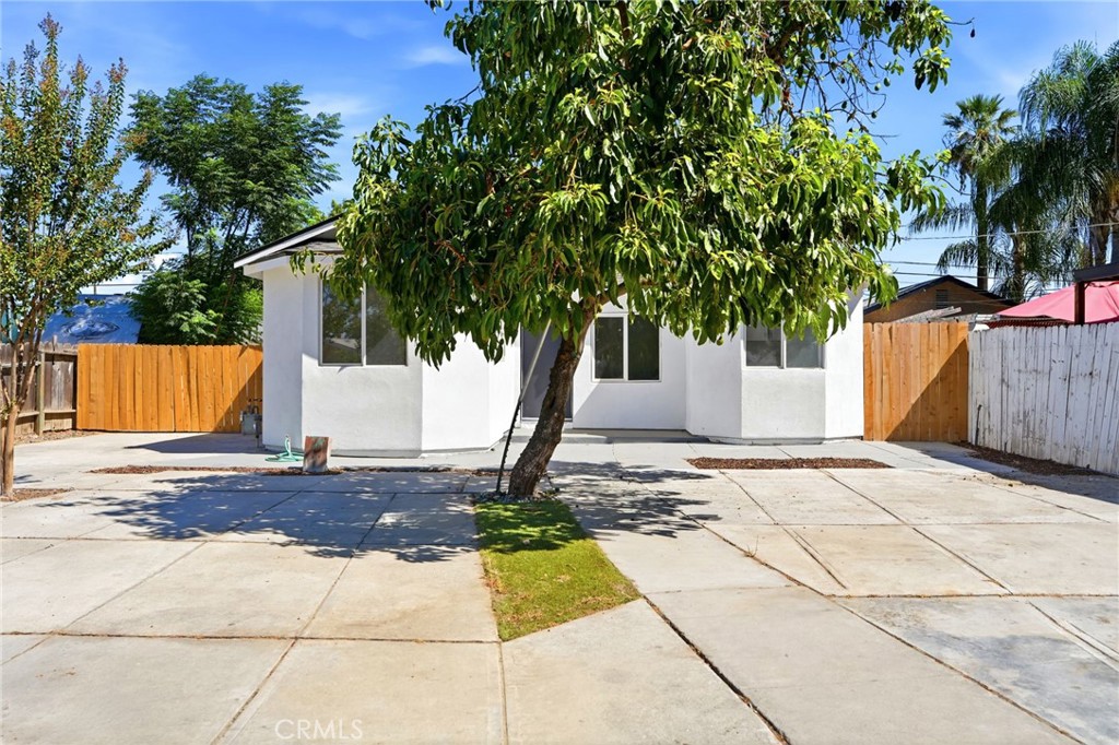 2225 E Lamona