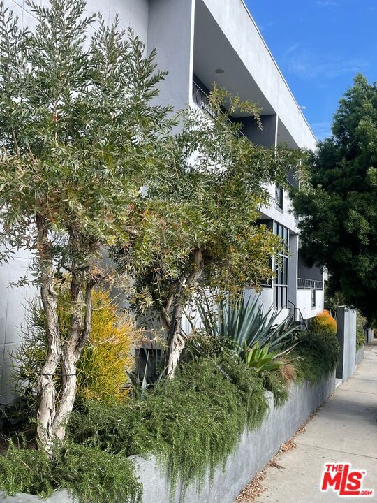 1400 N Fairfax Avenue
