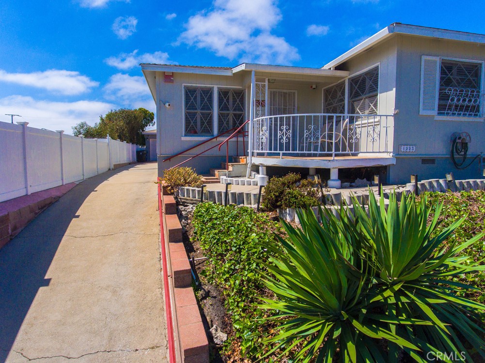 1223 W Elberon
