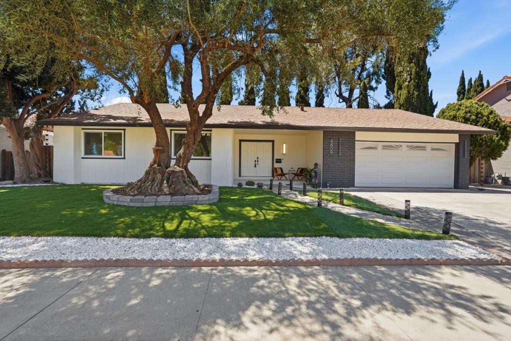4809 Rue Orleans Court