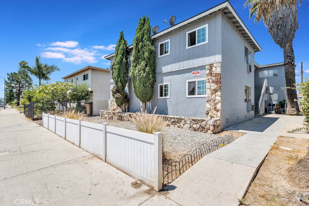 6925 Whitsett