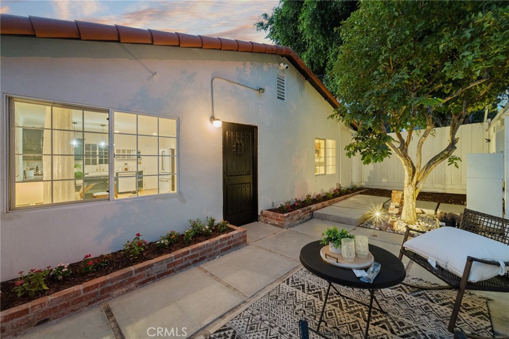 1637 N Alvarado