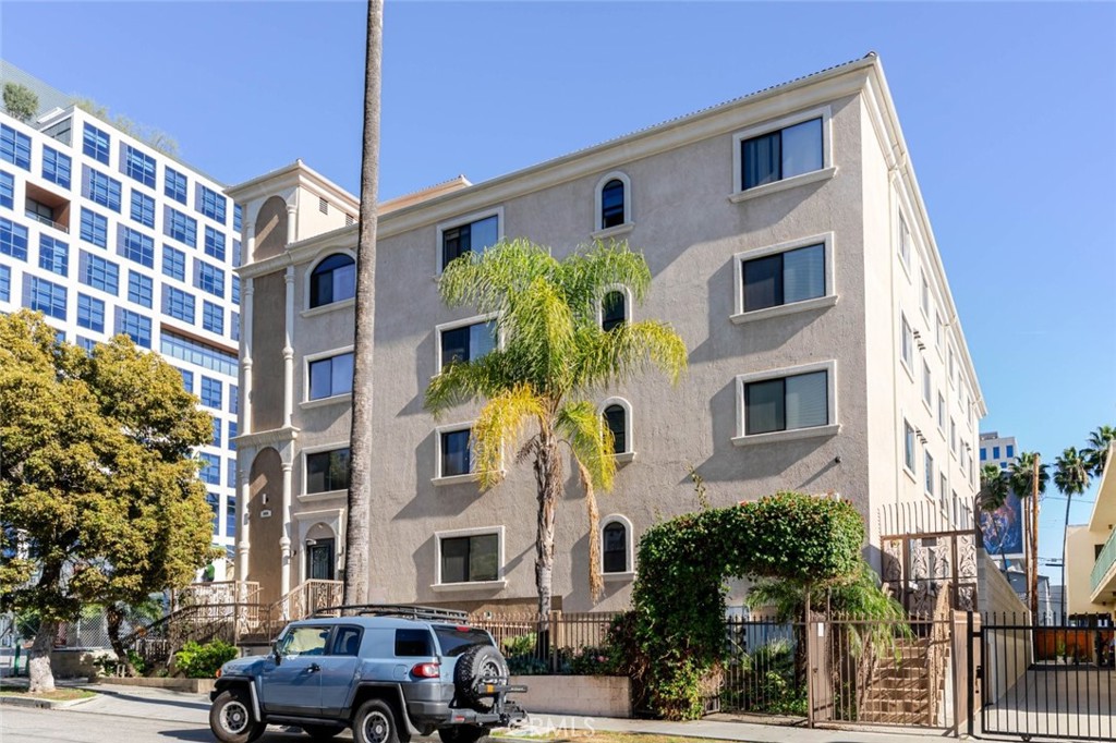 1466 Tamarind Avenue 401