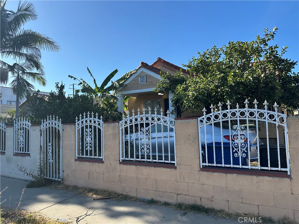 1137 W 61st