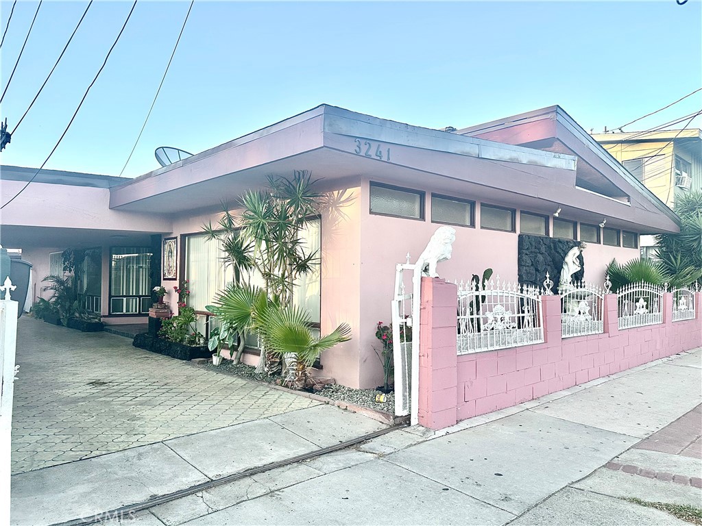 3241 Santa Ana