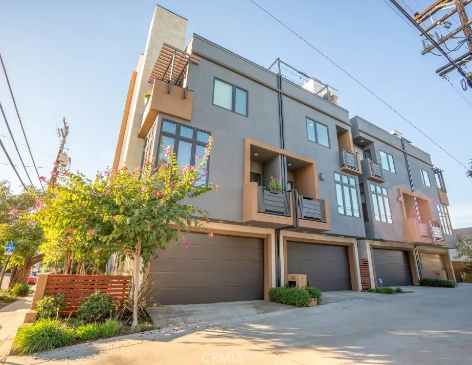 162 W Robinson