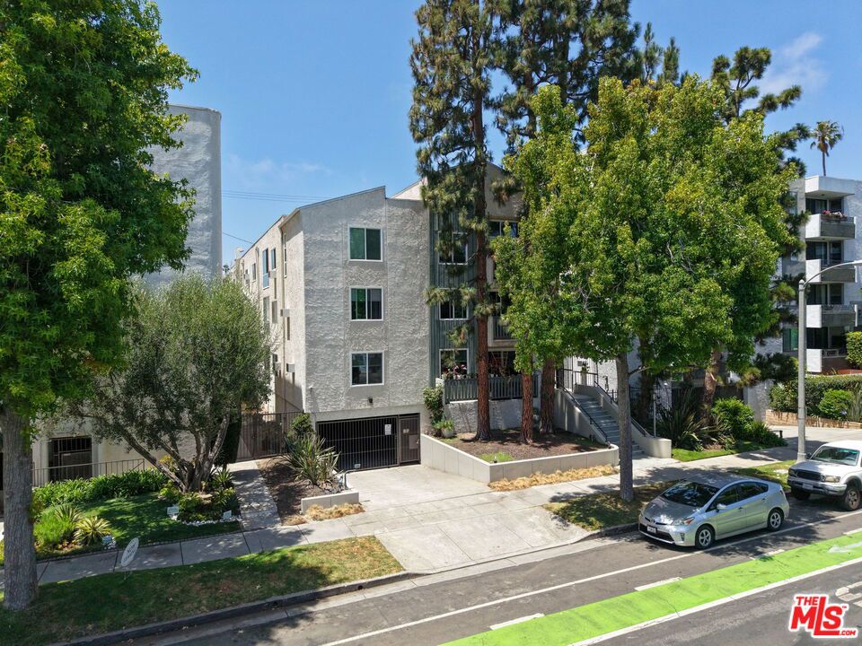 311 Montana Avenue 302