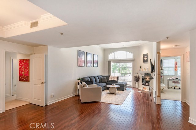 14242 Burbank 307
