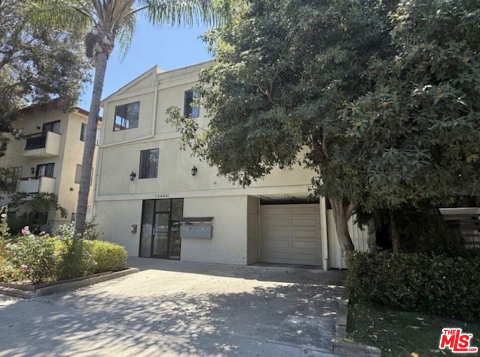 13406 Moorpark Street 102