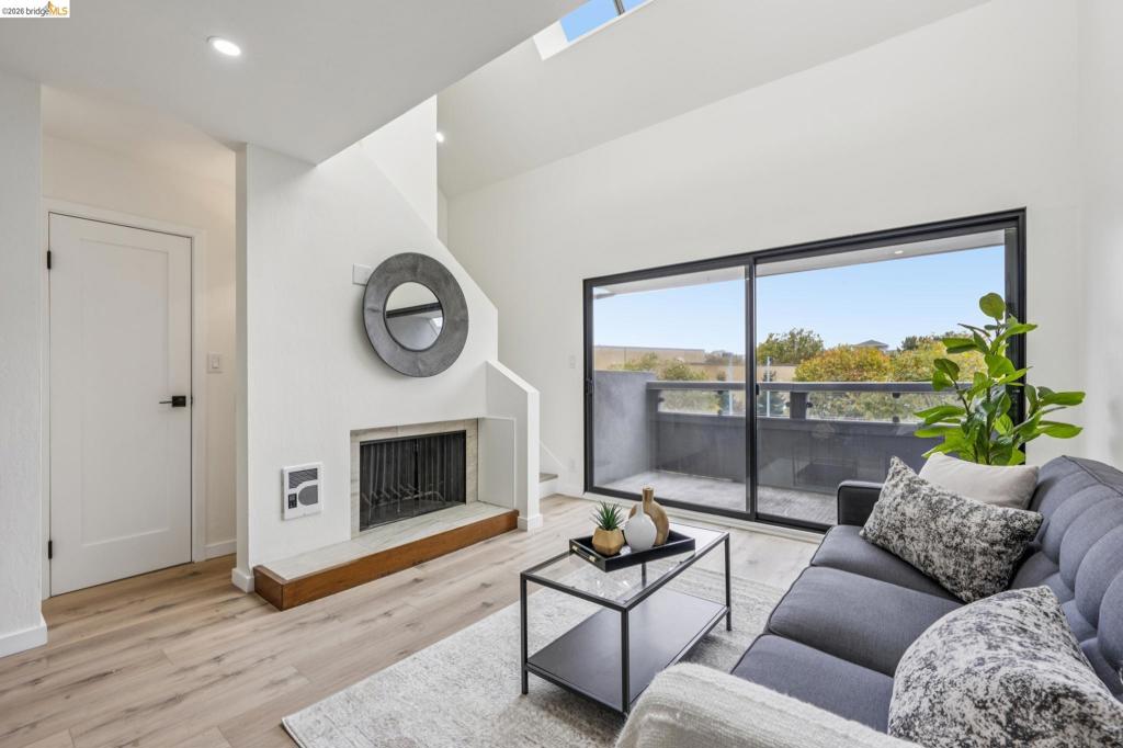 7 Embarcadero West 207
