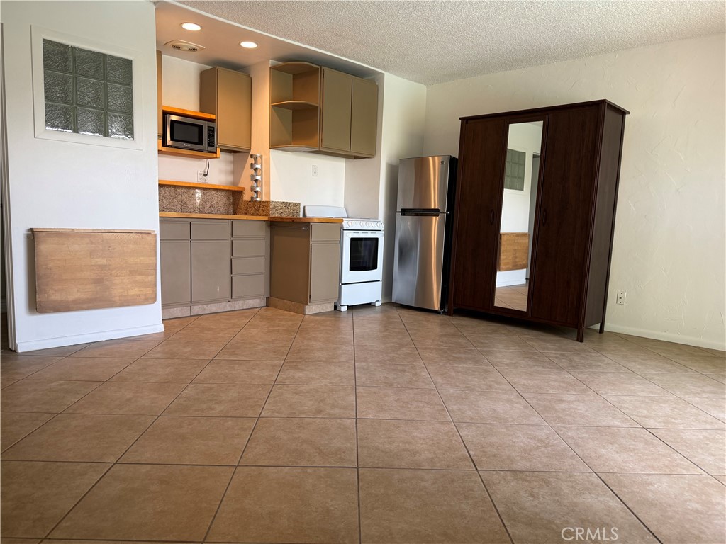 807 E Cottonwood Road 6