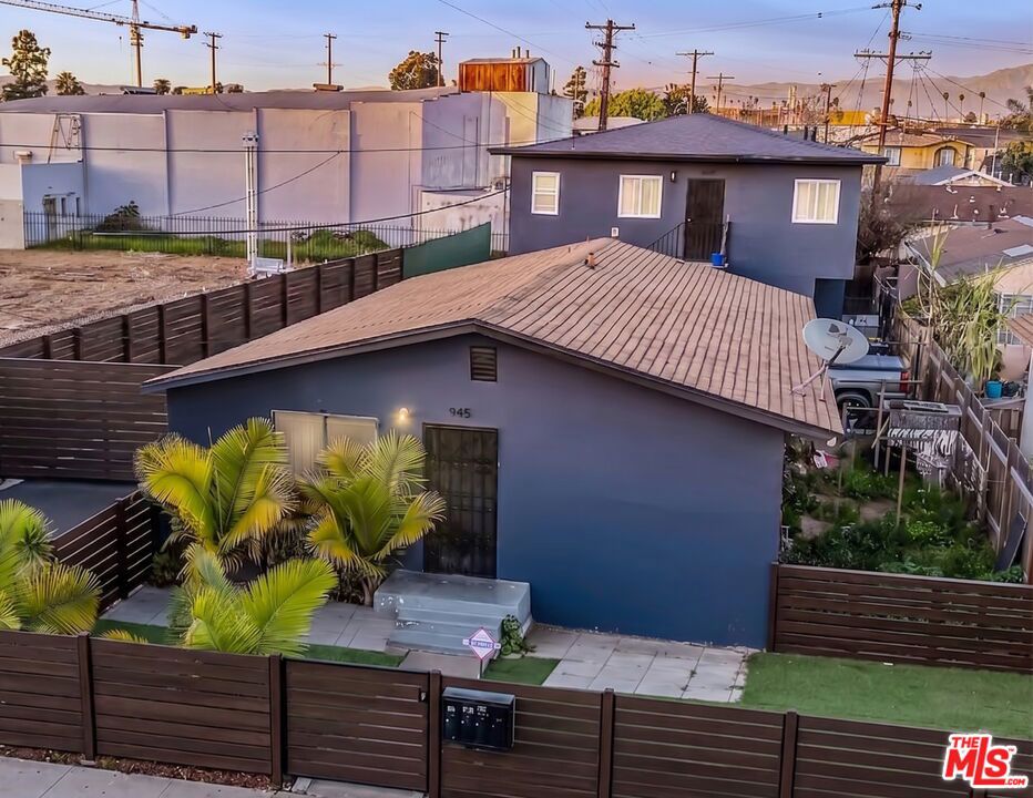945 W 76th Street