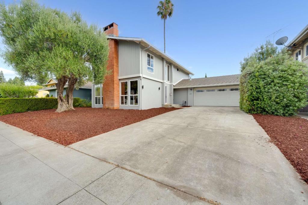 342 Avenida Arboles
