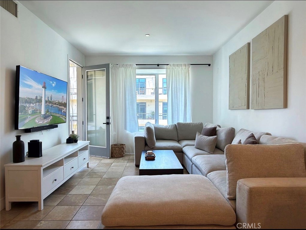 150 The Promenade N