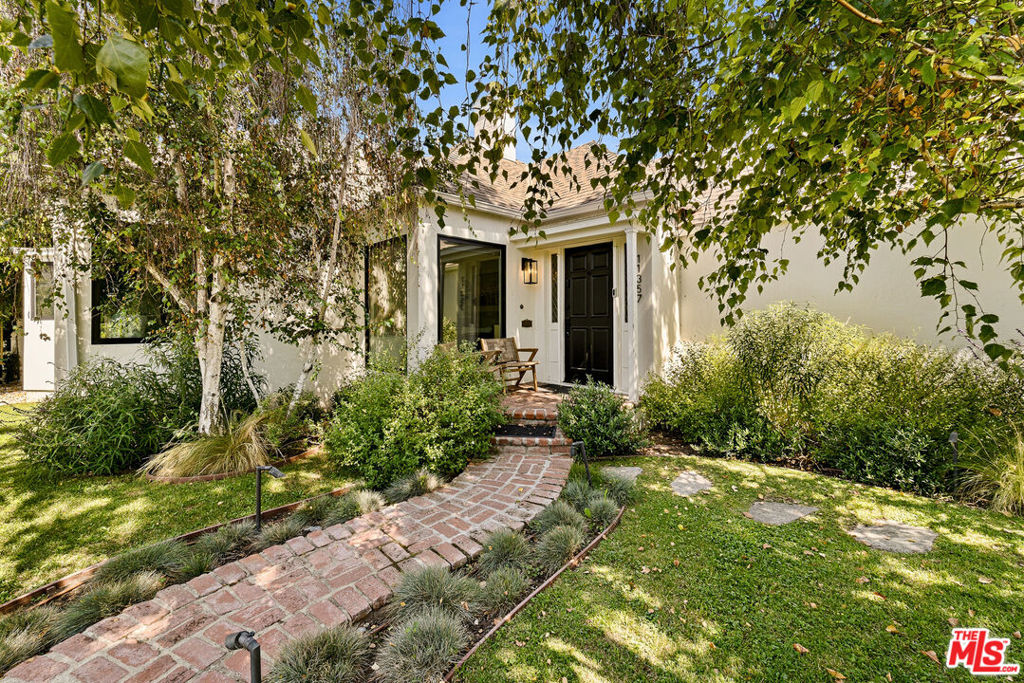 11357 Aqua Vista Street