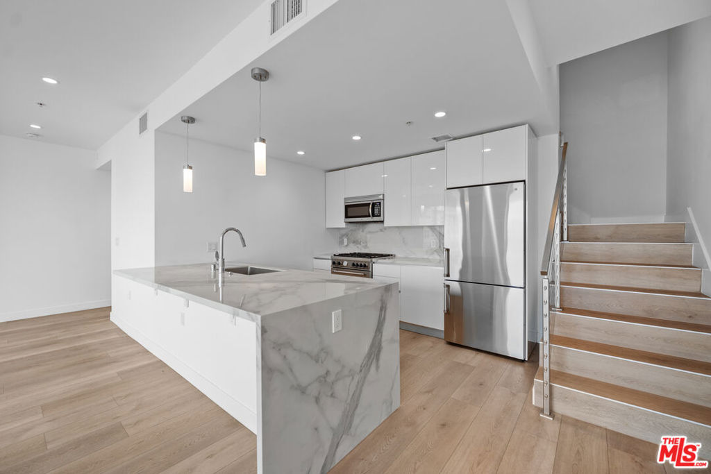 957 Figueroa Terrace 307