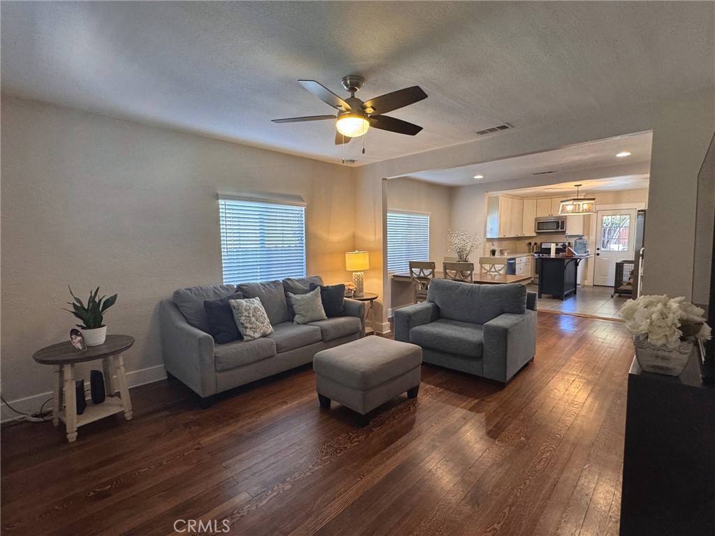 220 W Kendall