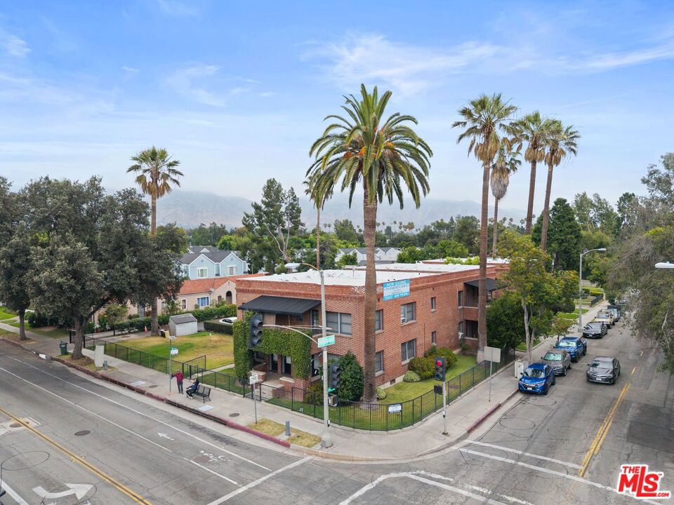 239 E Villa Street