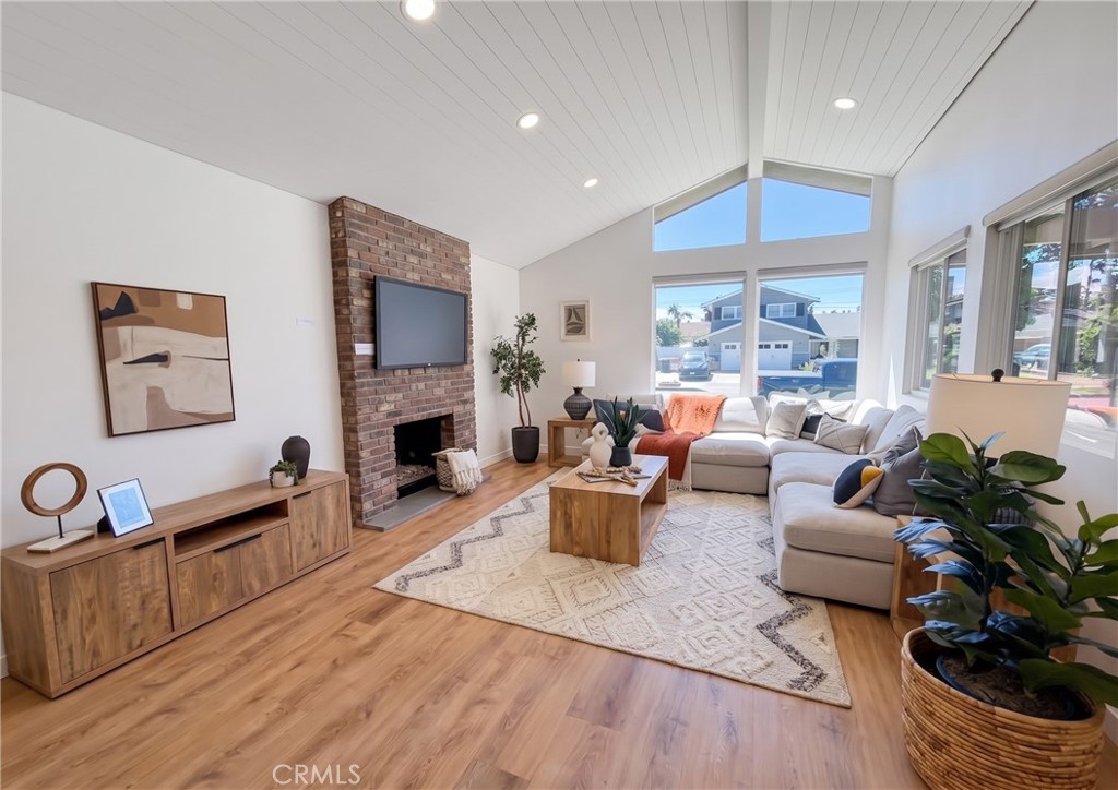 1517 E Riverview