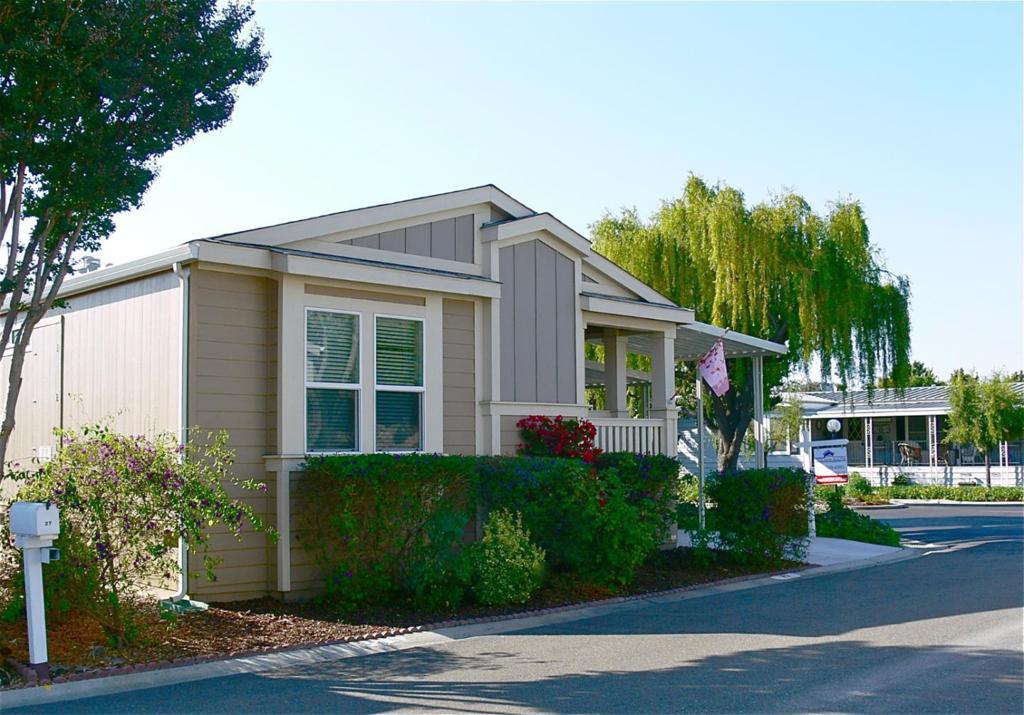 1111 Morse Avenue 27