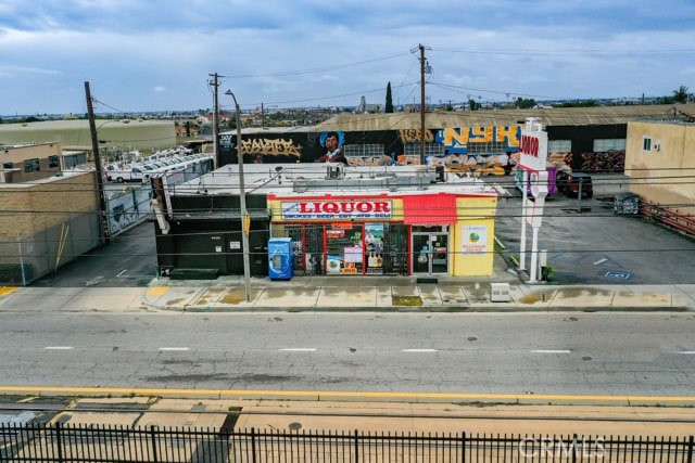 5048 5050 E 3 rd Street