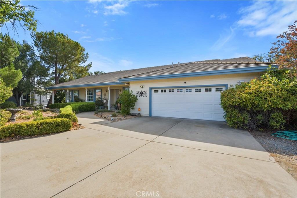 401 Oakridge Court