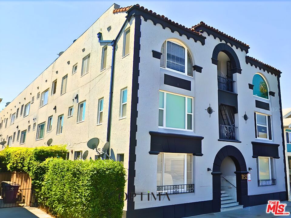 1152 E 1st Street