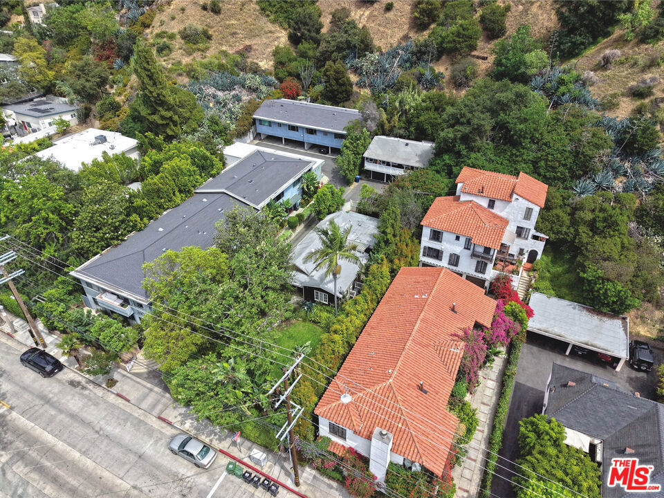 2592 N Beachwood Drive