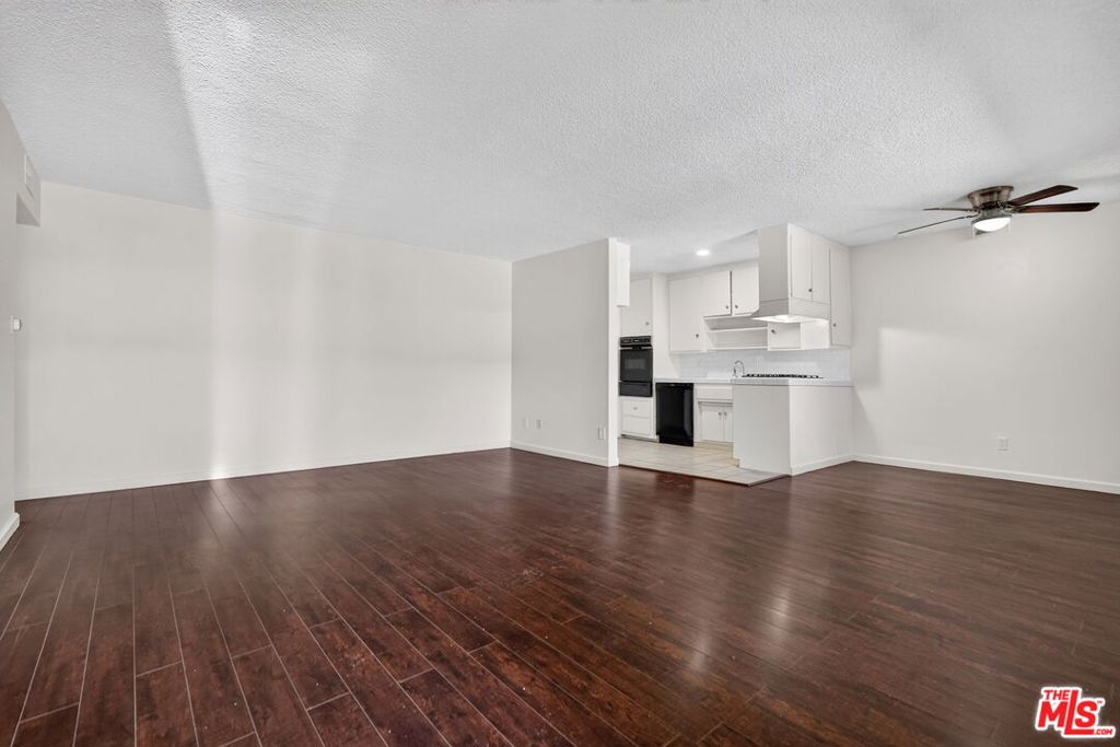 15540 Moorpark Street 7