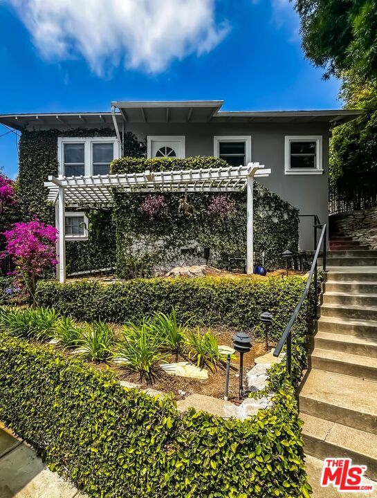 1233 Ozeta Terrace