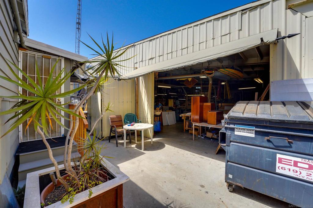 3946 La Salle St