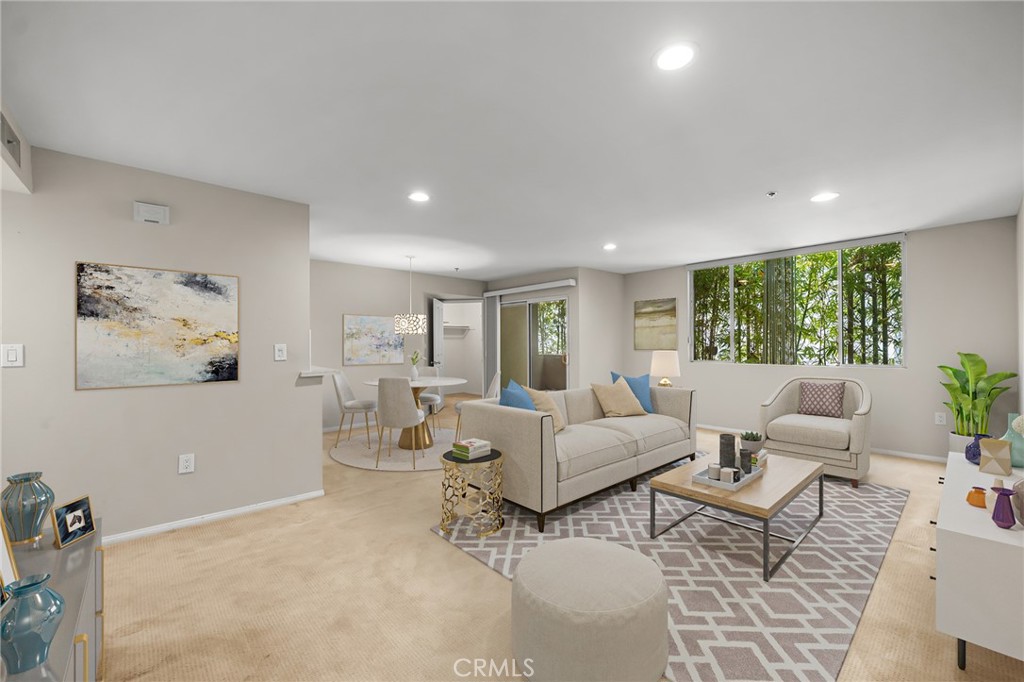 4501 Cedros 220