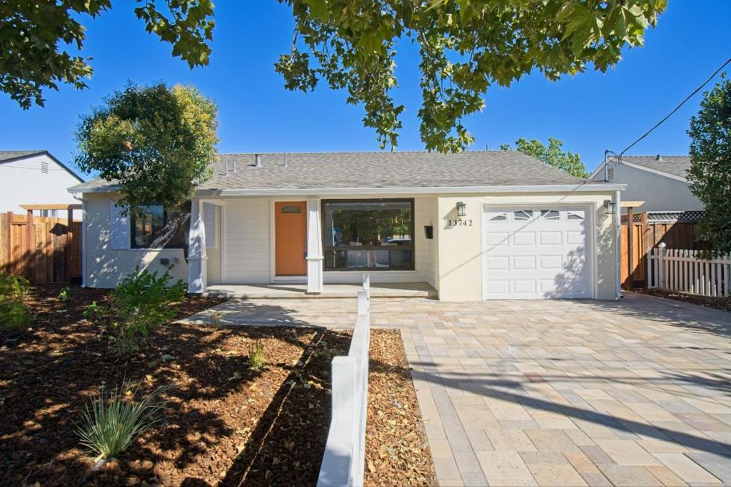 13742 Highwood Drive