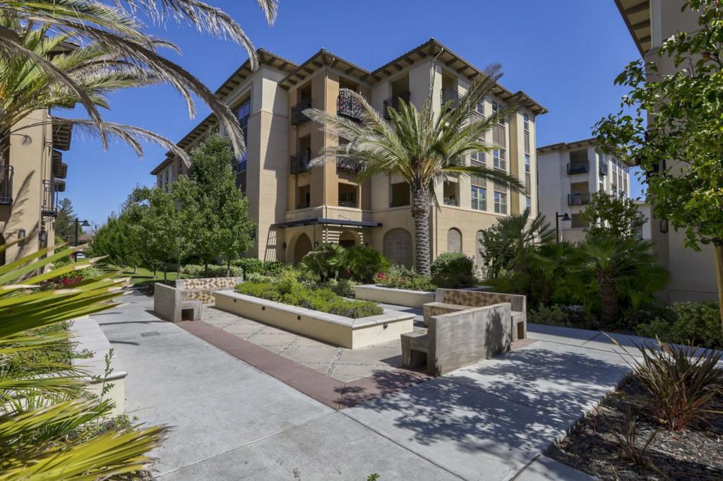 1089 Dewberry Place 401