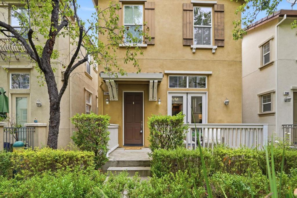 2206 Golden Crest