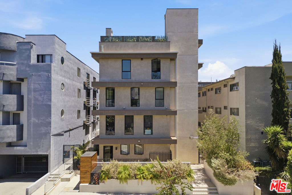 1434 N Poinsettia Place 102
